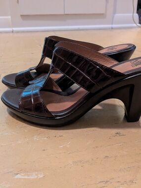 Sofft Veda Brown Croc-Embossed Slide Heels 9